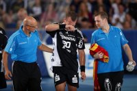 Mit Schmerzen in der rechten Schulter wurde Christian Zeitz vom Platz begleitet.