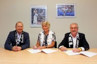 Vertragsunterschrift: Die beiden Orlen-Deutschland-Geschäftsführer Wieslaw Milkiewicz (links) und Dr. Josef Niedworok mit THW-Geschäftsführerin Sabine Holdorf-Schust. Vertragsunterschrift: Die beiden Orlen-Deutschland-Geschäftsführer Wieslaw Milkiewicz (links) und Dr. Josef Niedworok mit THW-Geschäftsführerin Sabine Holdorf-Schust.