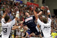 Die Kieler Deckung agierte sehr aufmerksam. Hier wird Alexandros Alvanos von einem THW--Trio gestoppt. Die Kieler Deckung agierte sehr aufmerksam. Hier wird Alexandros Alvanos von einem THW--Trio gestoppt.