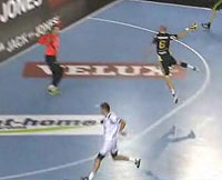 Henrik Lundstr�m traf zweimal per Gegensto�.