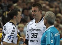 Auch Filip Jicha erwischte es: Er musste mit einer Platzwunde vom Platz. Auch Filip Jicha erwischte es: Er musste mit einer Platzwunde vom Platz.