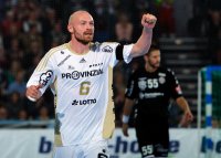 Henrik Lundstr�m leistete sich keinen Fehlwurf und erzielte acht Tore.