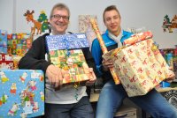 Frank Henke und Filip Jicha mit einem Berg an Geschenken für hilfebedürftige Kinder. Frank Henke und Filip Jicha mit einem Berg an Geschenken für hilfebedürftige Kinder.