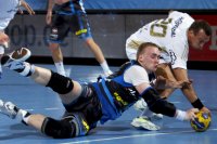 Christian Zeitz (hier gegen Rene Toft-Hansen)  war gegen Kopenhagen mit sieben Toren der Matchwinner.