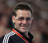 Die Zahlen auf den Anzeigetafeln sind klein geworden: Alfred Gislason muss der Seitenlinie eine Brille tragen. Die Zahlen auf den Anzeigetafeln sind klein geworden: Alfred Gislason muss der Seitenlinie eine Brille tragen.