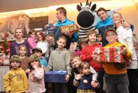 Geschenke von den THW-Stars: Filip Jicha und Christian Sprenger halfen bei der �bergabe.