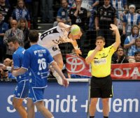 Harte Landung: Dominik Klein hatte in Köln mit der aggressiven VfL-Abwehr zu kämpfen. Harte Landung: Dominik Klein hatte in Köln mit der aggressiven VfL-Abwehr zu kämpfen.