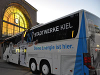 Vor dem Handballbahnhof machte der neue Mannschaftsbus des THW Kiel Werbung für die Zebras. Vor dem Handballbahnhof machte der neue Mannschaftsbus des THW Kiel Werbung für die Zebras.
