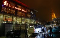 Ankunft im Regen: Erst gegen 20.40 erreichten die Balinger die Sparkassen-Arena. Die Fahrt vom Hamburger Flughafen war wegen einer Vollsperrung in die Verlängerung gegangen. Ankunft im Regen: Erst gegen 20.40 erreichten die Balinger die Sparkassen-Arena. Die Fahrt vom Hamburger Flughafen war wegen einer Vollsperrung in die Verlängerung gegangen.