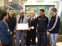 Große Freude bei der Überreichung der Botschafter-Urkunde. Große Freude bei der Überreichung der Botschafter-Urkunde.