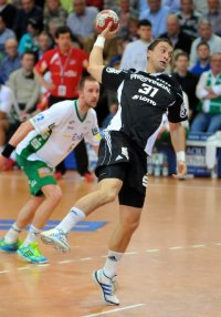 Momir Ilic traf aus zehn Metern - scheiterte aber auch mit zwei Siebenmetern an Tahirovic. Momir Ilic traf aus zehn Metern - scheiterte aber auch mit zwei Siebenmetern an Tahirovic.