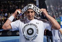 Jubel mit Meistershirt und dem neuen Kieler Kennzeichen: Filip Jicha. Jubel mit Meistershirt und dem neuen Kieler Kennzeichen: Filip Jicha.