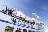 Rund 200 THW-Fans feierten nach dem Sieg in Hamburg eine Kanal-Party. Rund 200 THW-Fans feierten nach dem Sieg in Hamburg eine Kanal-Party.