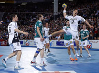 Marcus Ahlm setzt sich zu einem seiner vier Treffer durch.