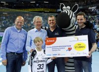 Gerd M�ller und Thorsten Tygges von coop sowie Maskottchen Hein Daddel und THW-Aufsichtsratschef Klaus-Hinrich Vater (von links)  �berreichten den 17.000-Euro-Scheck an Prof. Hans-Heiner