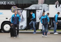 Etwas müde von den Feierlichkeiten stiegen die Zebras aus dem Mannschaftsbus. Später spielten sie sich die Party-Nachwehen aus den Beinen. Etwas müde von den Feierlichkeiten stiegen die Zebras aus dem Mannschaftsbus. Später spielten sie sich die Party-Nachwehen aus den Beinen.