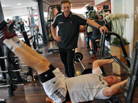 Neuzugang Patrick Wiencek beim Krafttraining.