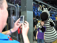 Fotos mit Maskottchen Hein Daddel waren bei den Kids sehr begehrt.