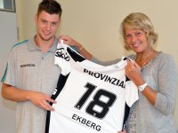 Mit dem Trikot mit der Nummer 18 wurde Niclas Ekberg von THW-Gesch�ftsf�hrerin Sabine Holdorf-Schust begr��t.