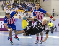 Einen schweren Stand hatte Patrick Wiencek gegen die harte Atletico-Deckung. Einen schweren Stand hatte Patrick Wiencek gegen die harte Atletico-Deckung.