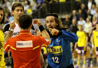 Der Vulkan Silvio Heinevetter brach mehrfach während der Partie aus - und wurde von den Schiedsrichtern in der 28. Spielminute auf die Bank geschickt. Der Vulkan Silvio Heinevetter brach mehrfach während der Partie aus - und wurde von den Schiedsrichtern in der 28. Spielminute auf die Bank geschickt.