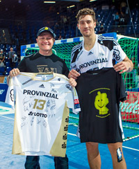 Rüdiger Elke und Marcus Ahlm machten einen Trikottausch für einen guten Zweck. Rüdiger Elke und Marcus Ahlm machten einen Trikottausch für einen guten Zweck.