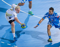 Immer einen Schritt voraus: Patrick Wiencek ist vor George Ionut Buricea am Ball.