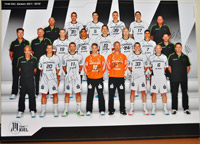 Dieses unterschriebene Mannschaftsfoto k�nnen Sie f�r einen guten Zweck ersteigern.