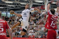 "Air France": Daniel Narcisse traf erneut aus luftiger Höhe. "Air France": Daniel Narcisse traf erneut aus luftiger Höhe.