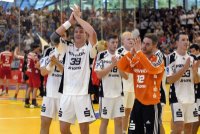 Müde, aber glücklich: Gemeinsam mit ihren Fans freuten sich die "Zebras" über den Auswärtssieg. Müde, aber glücklich: Gemeinsam mit ihren Fans freuten sich die "Zebras" über den Auswärtssieg.