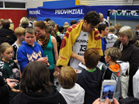 Die dritte Halbzeit: Marcus Ahlm umringt von Autogrammjägern. Die dritte Halbzeit: Marcus Ahlm umringt von Autogrammjägern.