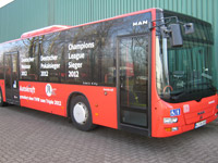 Im Autokraft-Fanbus werden am "Super-Karten-Sonnabend" unter anderem die "Lufthansa Final Four"-Eventshirts verkauft. Im Autokraft-Fanbus werden am "Super-Karten-Sonnabend" unter anderem die "Lufthansa Final Four"-Eventshirts verkauft.