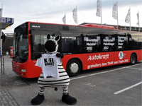 Hein Daddel pr�sentiert das "Kiel rockt"-Shirt vor dem Autokraft-Fanbus.