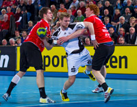 Aron Palmarsson wird beim Torwurf von Nico B�del  und Nicolai Theilinger in die Mangel genommen. 