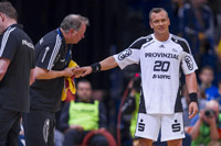 Böse Vorahnung: Christian Zeitz lässt sich im Spiel gegen Melsungen von Physiotherapeut Uwe Brandenburg behandelt. Böse Vorahnung: Christian Zeitz lässt sich im Spiel gegen Melsungen von Physiotherapeut Uwe Brandenburg behandelt.