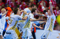 Schwarz-weißer Jubel auf dem Parkett nach dem Schlusspfiff. Schwarz-weißer Jubel auf dem Parkett nach dem Schlusspfiff.