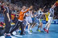 Der Moment des Schlusspfiffs auf (oder besser: vor) der Kieler Bank.