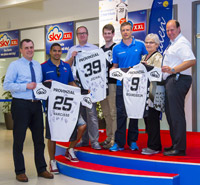 Thorsten Tygges, Vorstand der coop eG, Daniel Narcisse, Dirk Franzenburg, Christoph Franzenburg, Gudjon Valur Sigurdsson, Hilde Horst, Normann Zeuke, plaza-Warenhausleiter (v.l.n.r.) bei der Übergabe der THW-Trikots an Thorsten Tygges, Vorstand der coop eG, Daniel Narcisse, Dirk Franzenburg, Christoph Franzenburg, Gudjon Valur Sigurdsson, Hilde Horst, Normann Zeuke, plaza-Warenhausleiter (v.l.n.r.) bei der Übergabe der THW-Trikots an