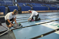 Schwerstarbeit: Rainer Holl und Lukas Freese  (links) befreien den Boden von der Lackschicht  und Harzresten.