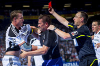 Alles nur Spa�: Filip Jicha kassiert nach einem Foul an Stefan L�vgren die rote Karte.