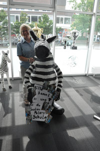 Klassenlehrerin Barbara Kleinmann von der "Außenstelle am See" der Eutiner Gustav-Peters-Schule hat die Bewerbung der Klasse 3k persönlich beim THW Kiel abgegeben. Klassenlehrerin Barbara Kleinmann von der "Außenstelle am See" der Eutiner Gustav-Peters-Schule hat die Bewerbung der Klasse 3k persönlich beim THW Kiel abgegeben.