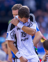 Erst stark Regie gef�hrt, dann mit Verdacht auf schwere Schultereckgelenksprellung raus: Rasmus Lauge.