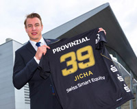 THW-Kapitän Filip Jicha präsentiert das Kieler Champions-League-Trikot. THW-Kapitän Filip Jicha präsentiert das Kieler Champions-League-Trikot.