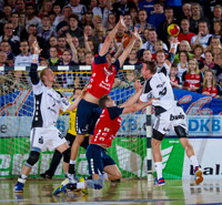 Es war ein umk�mpftes Derby von Anfang an. Hier setzt sich Filip Jicha durch.