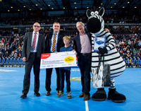 In der Halbzeitpause des Lübbecke-Heimspiels überreichte Thorsten Tygges, Vorstand der coop-Stiftung "Unser Norden", eine 35.000-Euro-Spende an Hendrik Zloch vom Verein "Kinderherzen wollen leben" und In der Halbzeitpause des Lübbecke-Heimspiels überreichte Thorsten Tygges, Vorstand der coop-Stiftung "Unser Norden", eine 35.000-Euro-Spende an Hendrik Zloch vom Verein "Kinderherzen wollen leben" und