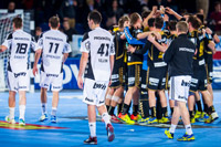 H�ngende K�pfe beim THW nach dem Abpfiff, w�hrend die L�wen im Hintergrund jubeln.