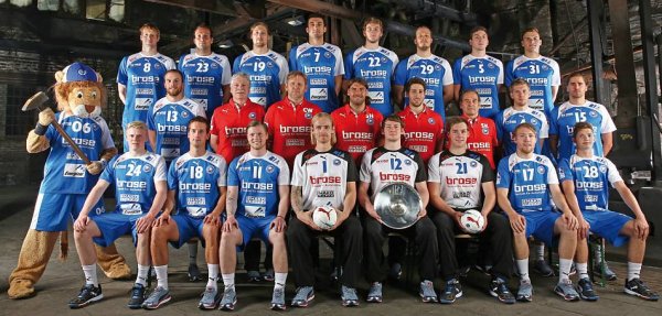 Oben von links: Hegemann, Szilagyi, Wei�, Sabljic, Gutbrod, Berggren, Hermann, Meschke; Mitte von links: Maskottchen Bergi, Nippes, Mannschaftsarzt Dr. von der Heyde, Physiotherapeut Walonka, Cheftrainer Hinze, Athletiktrainer Gr�ger,