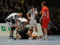 Die Schreckminute 44: Rasmus Lauge liegt am Boden.