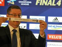 Markus Glaser pr�sentiert den Kieler Halbfinalgegner.