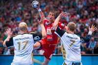 Die Kieler Abwehr um Rene Toft Hansen und Patrick Wiencek lie�  Momir Ilic und Co. kaum noch zur Entfaltung kommen.